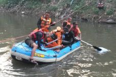 Main di Kali Ciliwung,...