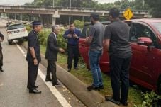 Raja Malaysia Hentikan...