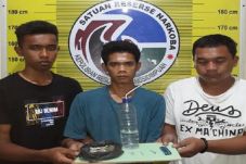 3 Petugas Rumah Sakit...