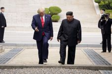 Bertemu Jong-un di DMZ,...