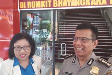 Perempuan Pembawa Anjing...
