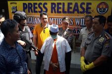 Langgar Pantangan, Gadis...