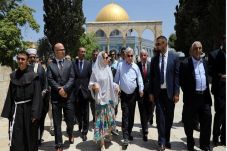 Israel Lepaskan Menteri...