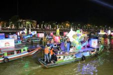 Parade Jukung Hias Semarakkan...