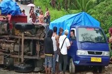 Jalan Licin, Truk Bermuatan...