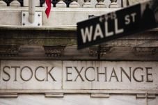 Wall Street Naik Tipis...