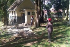 Petugas Kebersihan Taman...