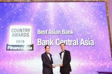 BCA Raih Penghargaan...