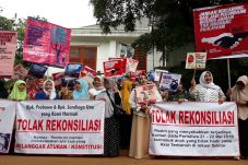 Emak-emak Berunjuk Rasa...