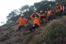 Dua Pendaki Gunung Sindoro...