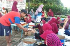 Warga Diajak Makan Gratis...