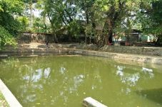 Sang Raja, Pemandian...