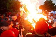 Pendemo Trump Bakar...