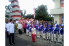 Dicuekin Anak SD di...