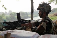 Pasukan India-Pakistan...