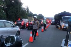 Jalur Puncak Macet Parah,...