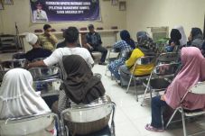 Puluhan Orangtua Mengadu...