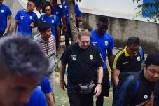 Ke Markas Persija, Persib...