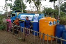 Bantu Warga Pacitan...