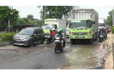 Larang Truk Melintas,...