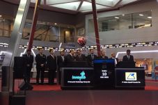 Debut Perdana, Saham...