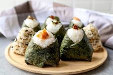 Beda dengan Sushi, Onigiri...