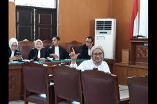 Sebelum Divonis Hakim,...