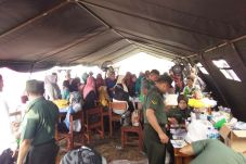 Ratusan Warga Banjiri...