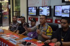 Perampok Toko Emas di...