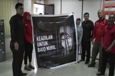 Dukung Baiq Nuril, Warga...