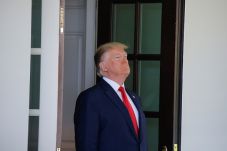 Trump Isyaratkan Kembali...