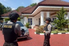 Dikawal Polisi Bersenpi,...