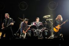 Sukses Tur, Metallica-GNR...