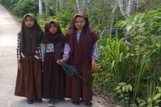 Demi Bisa Sekolah, 3...