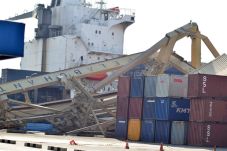 Evakuasi Container Crane...
