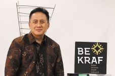 Triawan Munaf Menyusun...