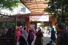 Diguncang Gempa Warga...