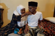 Selalu Bergandengan...