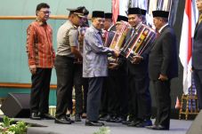 Pemkot Makassar Sabet...