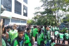 Ratusan Pengemudi Ojek...