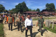 Mensos Antarkan Bantuan...