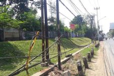 Warga Resah Banyak Kabel...