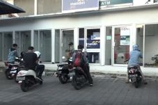 Resah, Nasabah Datangi...