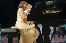 Duo Pianis Dunia Gelar...