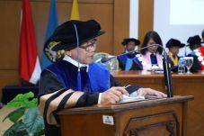 Guru Besar Universitas...