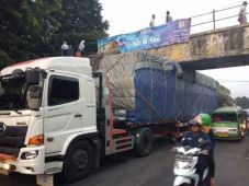 Truk Nyangkut di Talang...