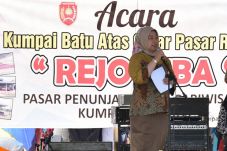 Bupati Kobar Nurhidayah...