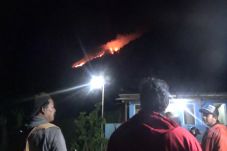 Gunung Panderman Terbakar,...