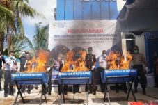 Bea Cukai Ketapang Musnahkan...
