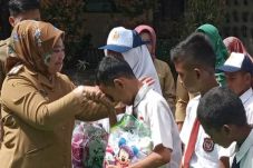 Bupati Kobar Bagikan...